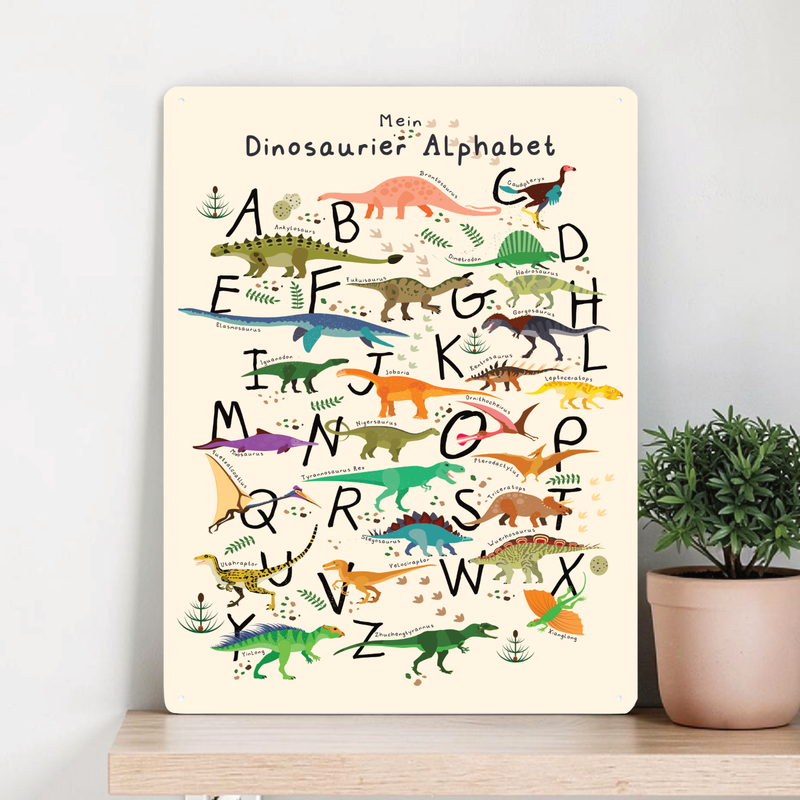 Farbenfrohes Dinosaurier ABC Poster für Kinder, dargestellt einmal als gerahmtes Papier-Poster und einmal als stabiles Metall-Blechschild mit abgerundeten Ecken und vier Bohrungen.