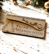 Handgefertigte Weihnachtskarte aus Holz mit festlichem Design, personalisierbar mit Namen & Wunschtext, inklusive Geldfach – ideal für stilvolle Grüße & kreative Geschenke!