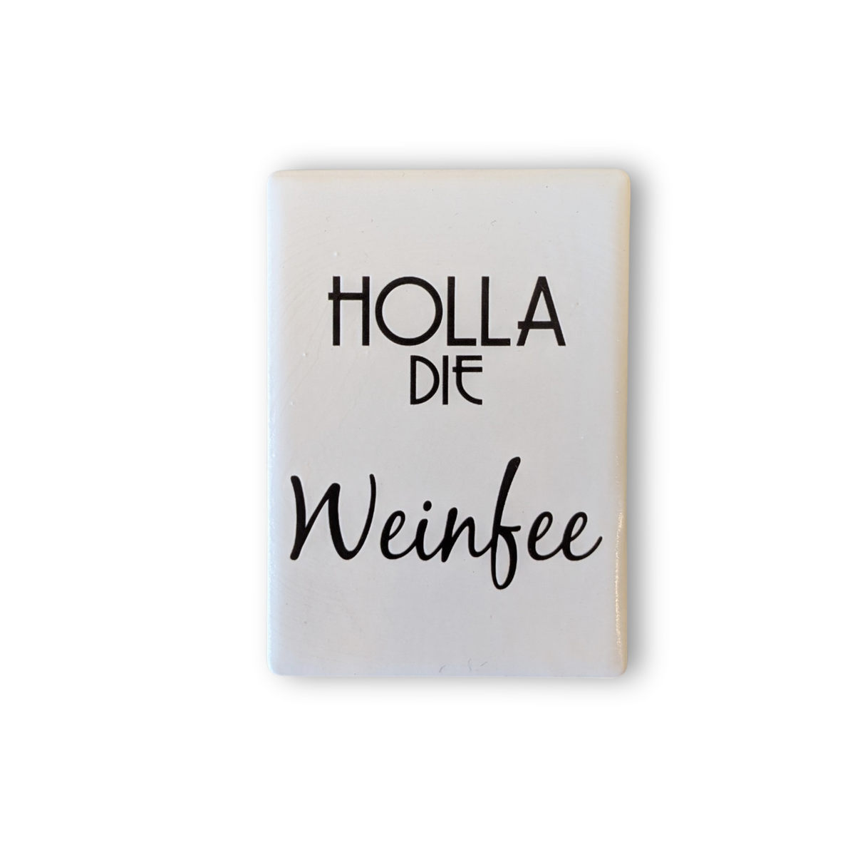 Keramik-Kühlschrankmagnet (7x5 cm) mit „Holla die Weinfee“-Spruch & 3D-Relief. Das perfekte, witzige Geschenk für Weinliebhaberinnen & die Küche!