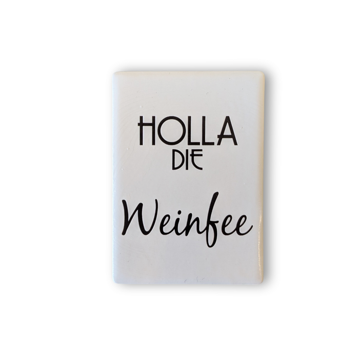 Keramik-Kühlschrankmagnet (7x5 cm) mit „Holla die Weinfee“-Spruch & 3D-Relief. Das perfekte, witzige Geschenk für Weinliebhaberinnen & die Küche!