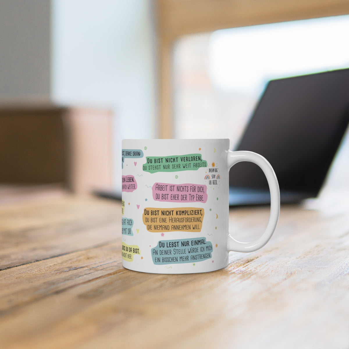 Weiße Keramiktasse mit schwarzen, humorvoll-demotivierenden Sprüchen, auf hellem Hintergrund – witziges Geschenk für Büro, Freunde und Alltag.“