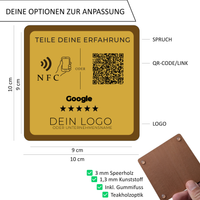 Quadratischer, moderner Aufsteller (10x10 cm) aus Teak-Holz mit einer gold-glänzenden Kunststoff-Oberfläche. Aufgraviert sind ein Instagram-Logo, ein QR-Code und der dezente Hinweis auf die integrierte NFC-Technologie.