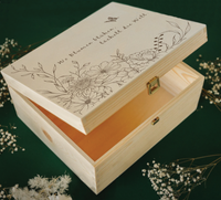 Gravierte Saatgutbox aus Holz mit floraler Illustration – ideal zur stilvollen Aufbewahrung von Blumensamen, Gartenaccessoires oder als Geschenk für Gartenfreunde.