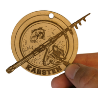 Handgefertigter Holzanhänger für Angler mit Angel, Fisch und personalisierbarem Namen 8,5 x 7,5 cm.