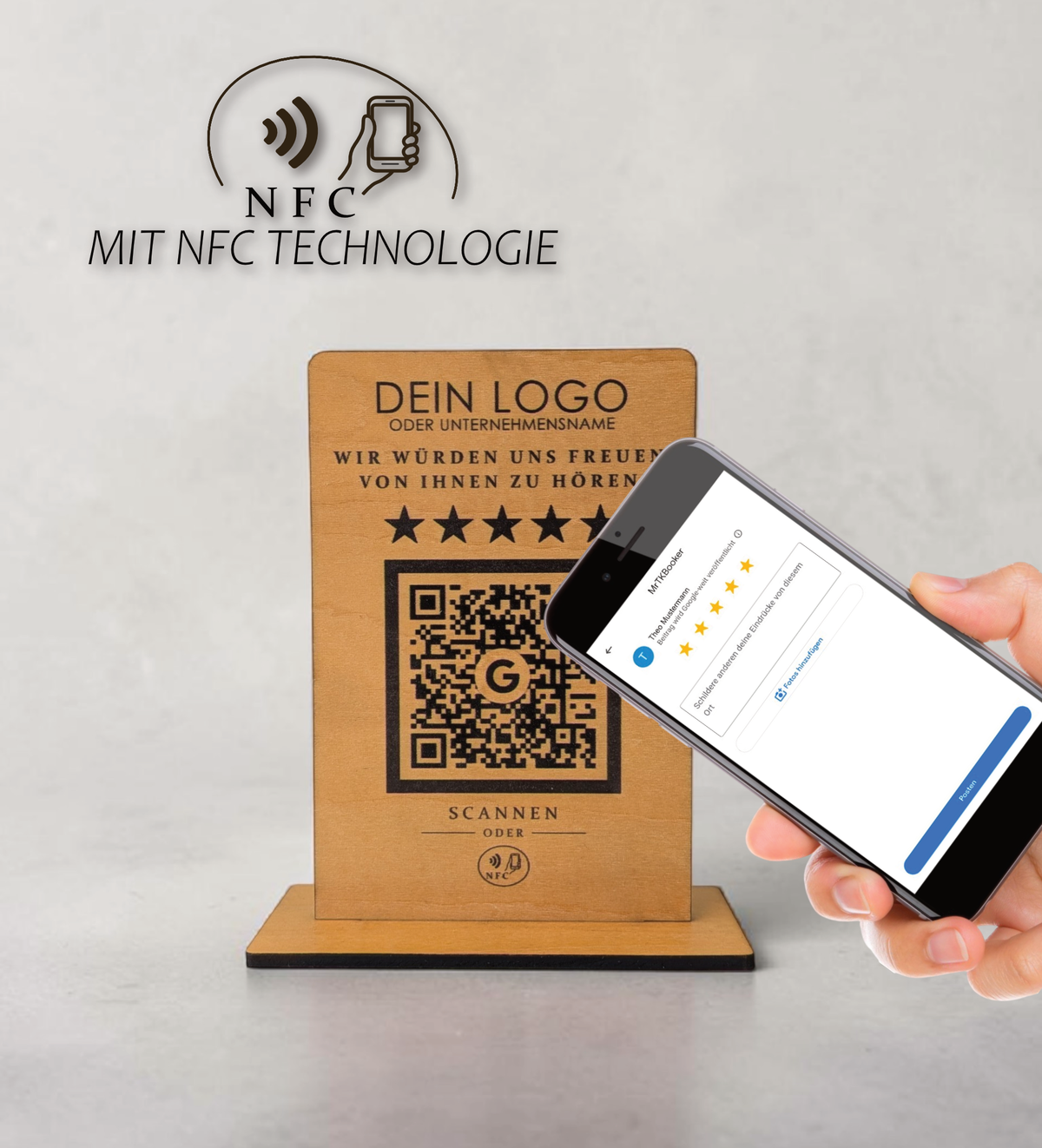 Personalisierter Holzaufsteller aus 4mm Holz mit eingraviertem Logo, Wunschtext „Wir würden uns freuen, von Ihnen zu hören!“, fünf Sternen, QR-Code mit Google-Logo und NFC-Symbol auf schwarzem Standfuß.