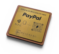 Quadratischer PayPal-Tischaufsteller aus dunklem Holz mit einer gravierten, gold gebürsteten Kunststoffplatte. Auf der Platte sind ein QR-Code, ein NFC-Symbol und das PayPal-Logo zu sehen, perfekt geeignet für kontaktlose Zahlungen auf einer Ladentheke.
