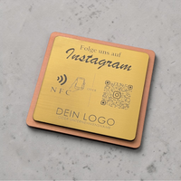 Quadratische, personalisierte Instagram-Follower-Platte aus graviertem Kunststoff in gebürsteter Gold-Optik auf Holzträger. Graviert mit 'Folge uns auf Instagram', NFC-Symbol, QR-Code und Logo.