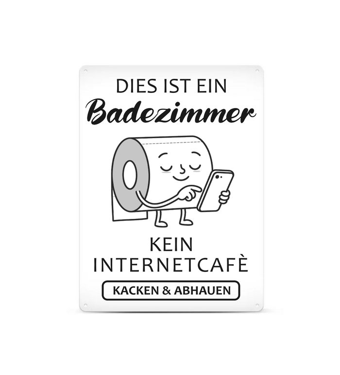 Ein rechteckiges, weißes Metallschild im Hochformat mit dem schwarzen Text „Das hier ist kein Internetcafé! Beeilt euch, macht euer Geschäft und geht wieder!“. Das Schild steht aufrecht vor einem schlichten, hellen Hintergrund.