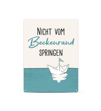 Rechteckiges Retro-Blechschild aus Metall mit dem Spruch „Nicht vom Beckenrand springen“, hochwertige Haptik, vier Eckbohrungen, vor weißem Hintergrund im Badezimmer-Stil.