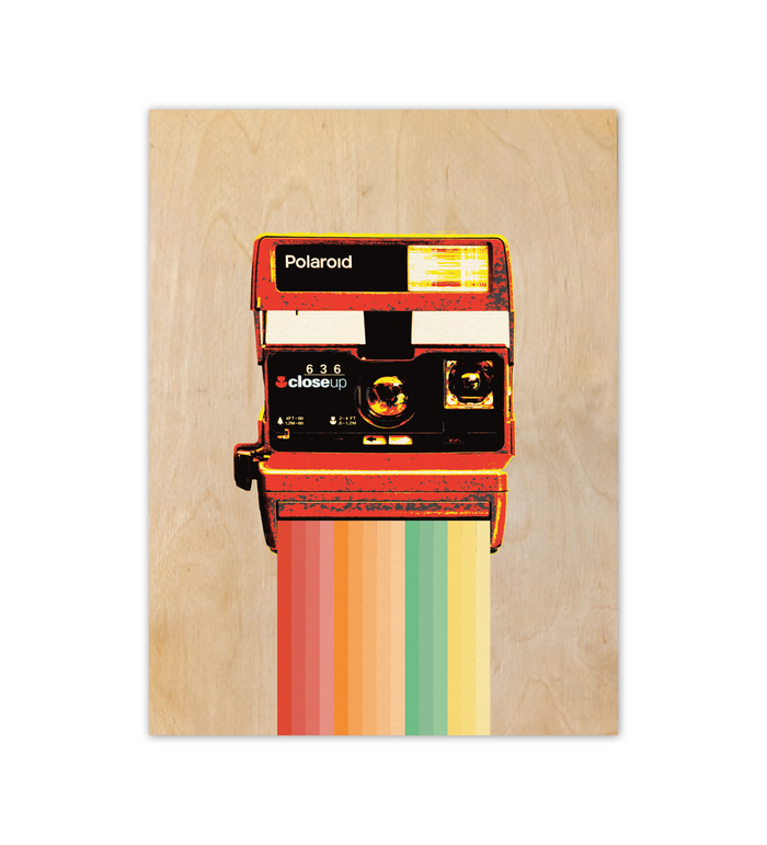 Vintage-Illustration einer klassischen Kamera im Polaroid-Stil, gedruckt auf einer hellen 9mm Birkensperrholz-Platte. Die Holzstruktur ist leicht sichtbar. Format 30x40 cm.