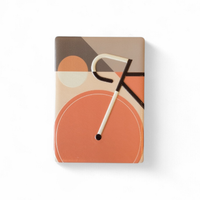 Rechteckiger Keramik-Kühlschrankmagnet im Bauhaus-Stil mit einem abstrahierten Fahrrad-Motiv. Die geometrischen Formen und Linien sind als fühlbares 0,9 mm Hochrelief ausgearbeitet, kombiniert mit Vintage-Farben und minimalistischer Typografie auf 7x5 cm.