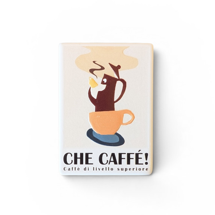 Rechteckiger Keramik-Kühlschrankmagnet mit italienischem Kaffee-Motiv „Che Caffé!“, Espressokanne in Tasse, Relief-Struktur, Vintage-Design in Beige- und Brauntönen.
