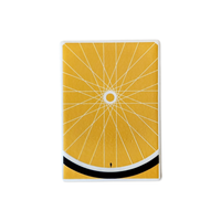Rechteckiger Keramik-Kühlschrankmagnet (7x5 cm) in warmem Gelb. Gezeigt wird ein minimalistisches Fahrradrad mit feinen weißen Speichen, einem schwarzen Reifen am unteren Rand und einer winzigen menschlichen Silhouette im spürbaren 3D-Relief.
