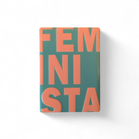 Rechteckiger Keramik-Kühlschrankmagnet mit dem Wort Feminista in Blau und Lachsfarben. Das Design ist im Format 7x5 cm mit einer deutlich sichtbaren 3D-Relief-Textur.