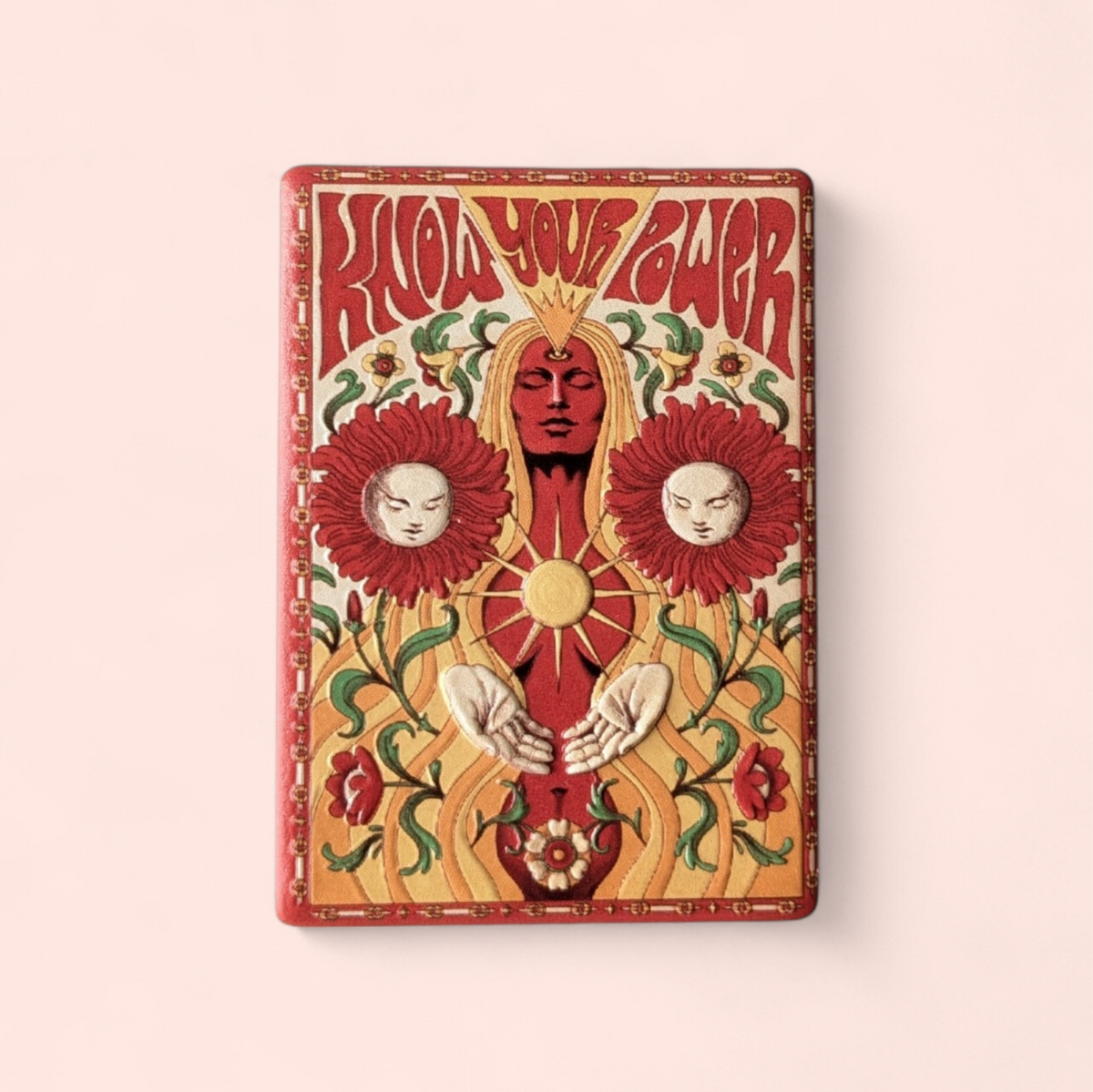 Rechteckiger Keramik-Kühlschrankmagnet im 70er Jahre Vintage-Stil mit der Aufschrift „Stay Wild“. Das Design zeigt abstrakte Blumen und eine Retro-Sonne in warmen Orange-, Gelb- und Türkistönen auf cremefarbenem Grund mit einer deutlich sichtbaren 3D-Relief-Textur.