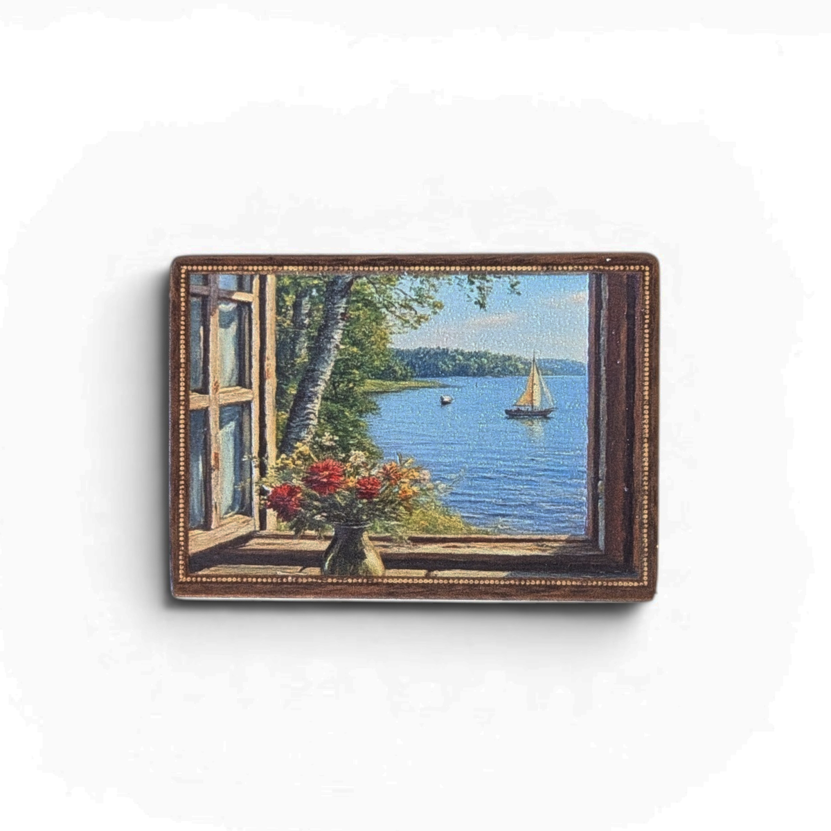 Rechteckiger Kühlschrankmagnet aus Holz im Vintage-Stil, Motiv zeigt den Blick durch ein geöffnetes Fenster auf einen blauen See mit einem Segelboot. 7x5 cm groß mit verzierten Rändern.