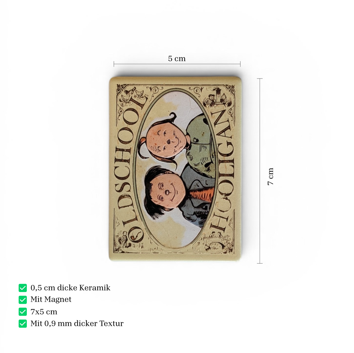 Rechteckiger Keramik-Kühlschrankmagnet (7x5 cm) im Vintage-Stil. Zu sehen ist ein ovales Medaillon mit den gezeichneten Gesichtern von Max und Moritz sowie dem Schriftzug 'OLDSCHOOL HOOLIGAN' im fühlbaren 3D-Relief.