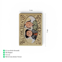 Rechteckiger Keramik-Kühlschrankmagnet (7x5 cm) im Vintage-Stil. Zu sehen ist ein ovales Medaillon mit den gezeichneten Gesichtern von Max und Moritz sowie dem Schriftzug 'OLDSCHOOL HOOLIGAN' im fühlbaren 3D-Relief.