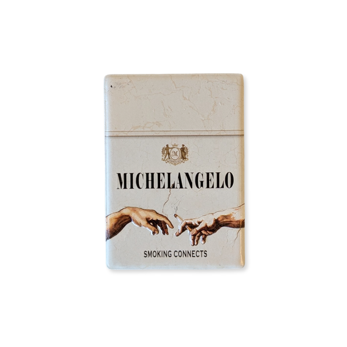 Rechteckiger Keramik-Kühlschrankmagnet (7x5 cm) mit seidenmatter Glasur im Design einer hellen Vintage-Zigarettenschachtel. Abgebildet sind Michelangelos Hände, die eine Zigarette weitergeben, mit dem Schriftzug 'MICHELANGELO SMOKING CONNECTS' im fühlbaren 3D-Relief.