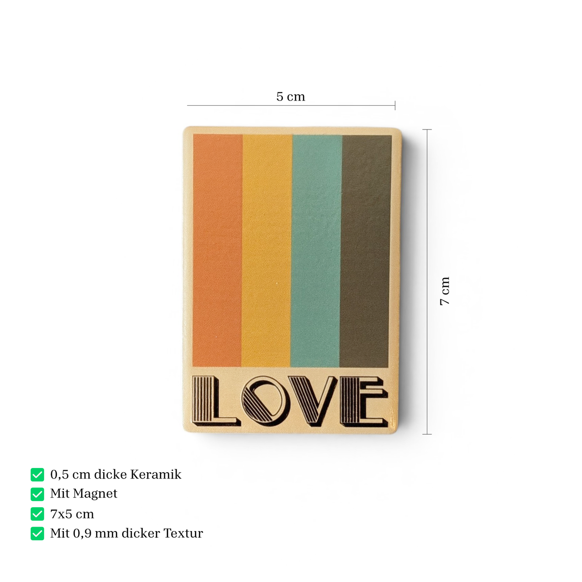Rechteckiger Keramik-Kühlschrankmagnet (7x5 cm) mit seidenmatter Glasur. Auf beigem Grund verlaufen vier vertikale Streifen in Orange, Gelb, Petrol und Braun über dem schwarzen Schriftzug 'LOVE' im fühlbaren 3D-Relief.