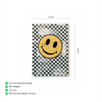 Rechteckiger weißer Keramikmagnet mit einem abstrahierten, gelben Smiley-Gesicht aus Quadraten. Die Oberfläche zeigt eine haptische Relief-Struktur und ein elegantes, seidenmattes Finish.