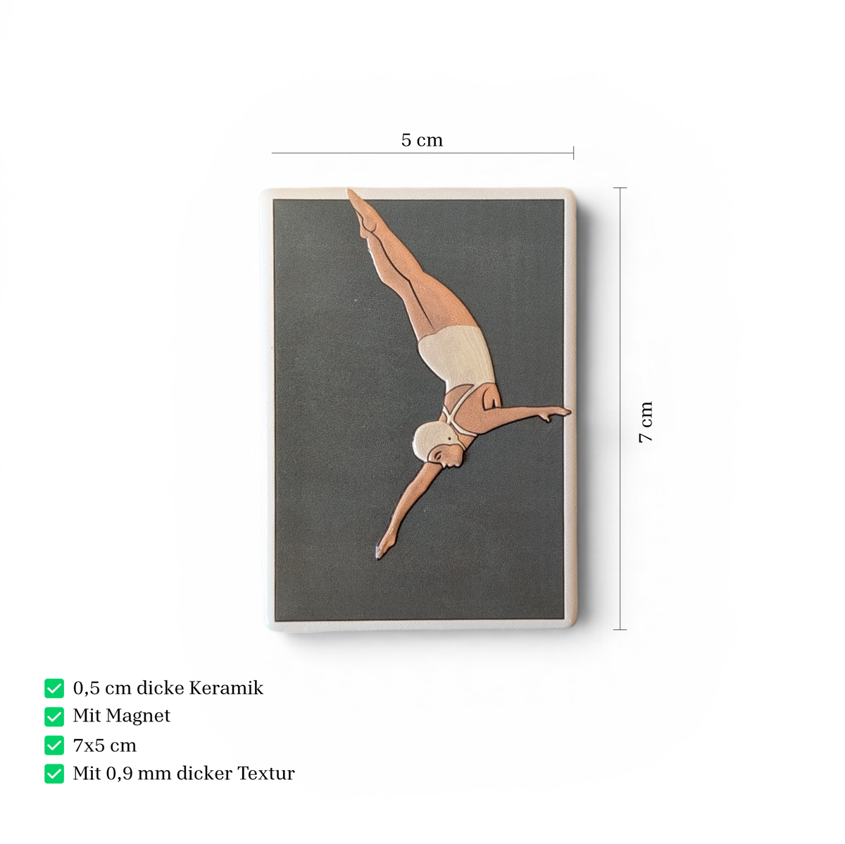 Rechteckiger weißer Keramikmagnet mit einer minimalistischen Illustration einer Turmspringerin im Sprung. Das Motiv hat ein fühlbares Relief und eine edle, seidenmatte Oberfläche.