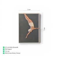 Rechteckiger weißer Keramikmagnet mit einer minimalistischen Illustration einer Turmspringerin im Sprung. Das Motiv hat ein fühlbares Relief und eine edle, seidenmatte Oberfläche.