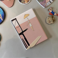 "Rechteckiger Keramik-Kühlschrankmagnet (7x5 cm) im Vintage-Stil. Abgebildet ist eine Frau im weißen Badeanzug, die mit einem gelben Schirm von einem dunklen Sprungturm springt. Der Hintergrund ist zweigeteilt in Altrosa und Cremeweiß mit spürbarem 3D-Relief."