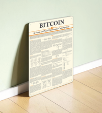 Ein hochformatiges DIN A3 Metallschild lehnt dekorativ an einer hellgrünen Wand auf einem hellen Echtholzfußboden. Zu sehen ist der strukturierte Text des originalen Bitcoin Whitepapers im modernen, minimalistischen Design mit beigen und orangefarbenen Farbelementen.