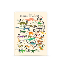 Farbenfrohes Dinosaurier ABC Poster für Kinder, dargestellt einmal als gerahmtes Papier-Poster und einmal als stabiles Metall-Blechschild mit abgerundeten Ecken und vier Bohrungen.