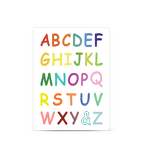 Magnetisches Metallschild "1 Metallschild Poster ABC Alphabet.jpg" mit bunten Groß- und Kleinstbuchstaben und Illustrationen für Kinder zum Lernen des Alphabets, im Kinderzimmer an der Wand befestigt.