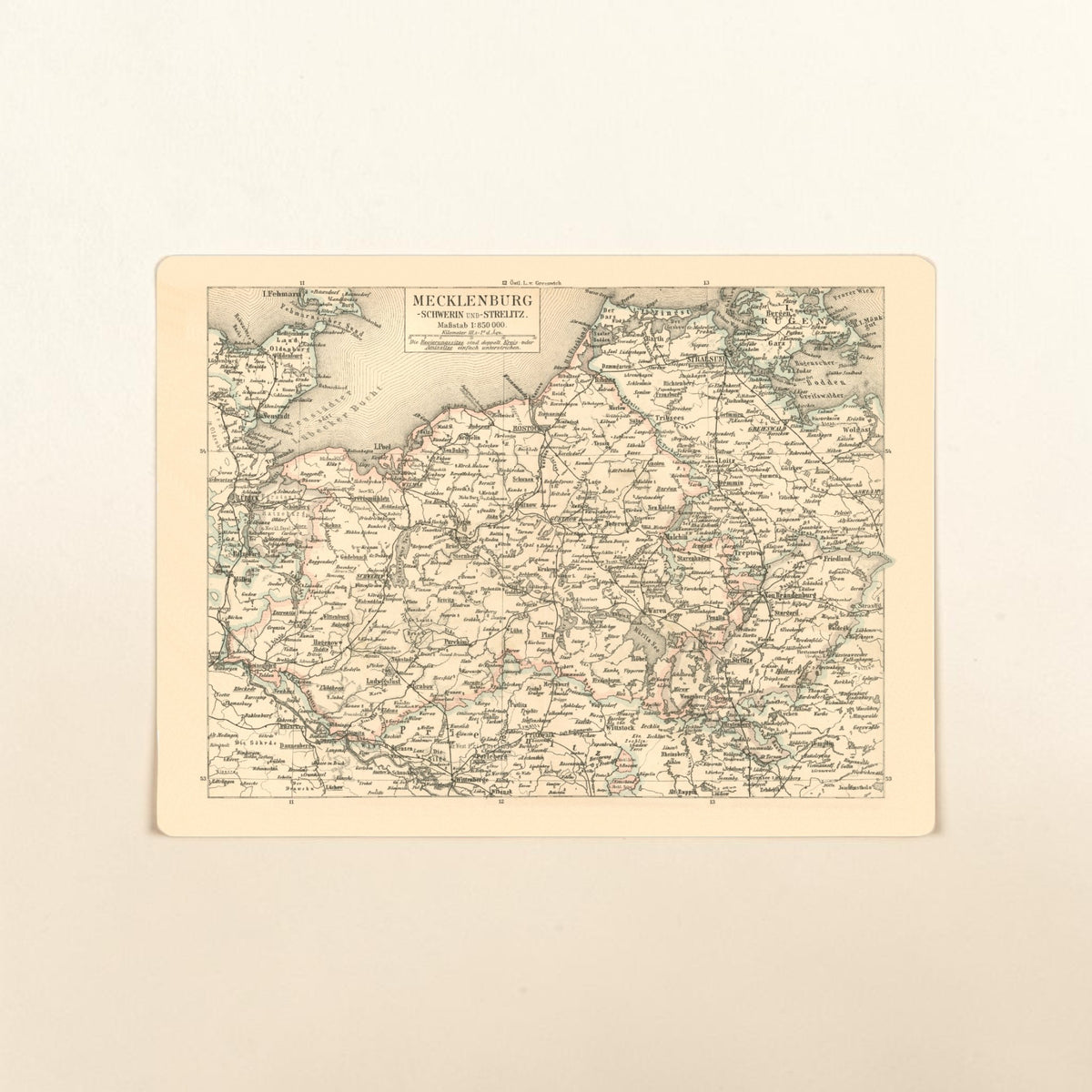 Dekoratives, magnetisches Metallschild mit einer historischen, altdeutschen Landkarte von Mecklenburg aus dem 19. Jahrhundert. Das Blechschild im nostalgischen Vintage-Stil hat abgerundete Ecken und vier dezente Vorbohrungen zur einfachen Wandmontage. Es zeigt detaillierte alte Ortschaften und Grenzen.