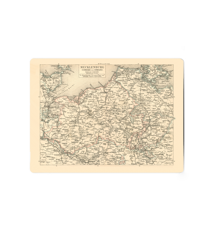 Dekoratives, magnetisches Metallschild mit einer historischen, altdeutschen Landkarte von Mecklenburg aus dem 19. Jahrhundert. Das Blechschild im nostalgischen Vintage-Stil hat abgerundete Ecken und vier dezente Vorbohrungen zur einfachen Wandmontage. Es zeigt detaillierte alte Ortschaften und Grenzen.
