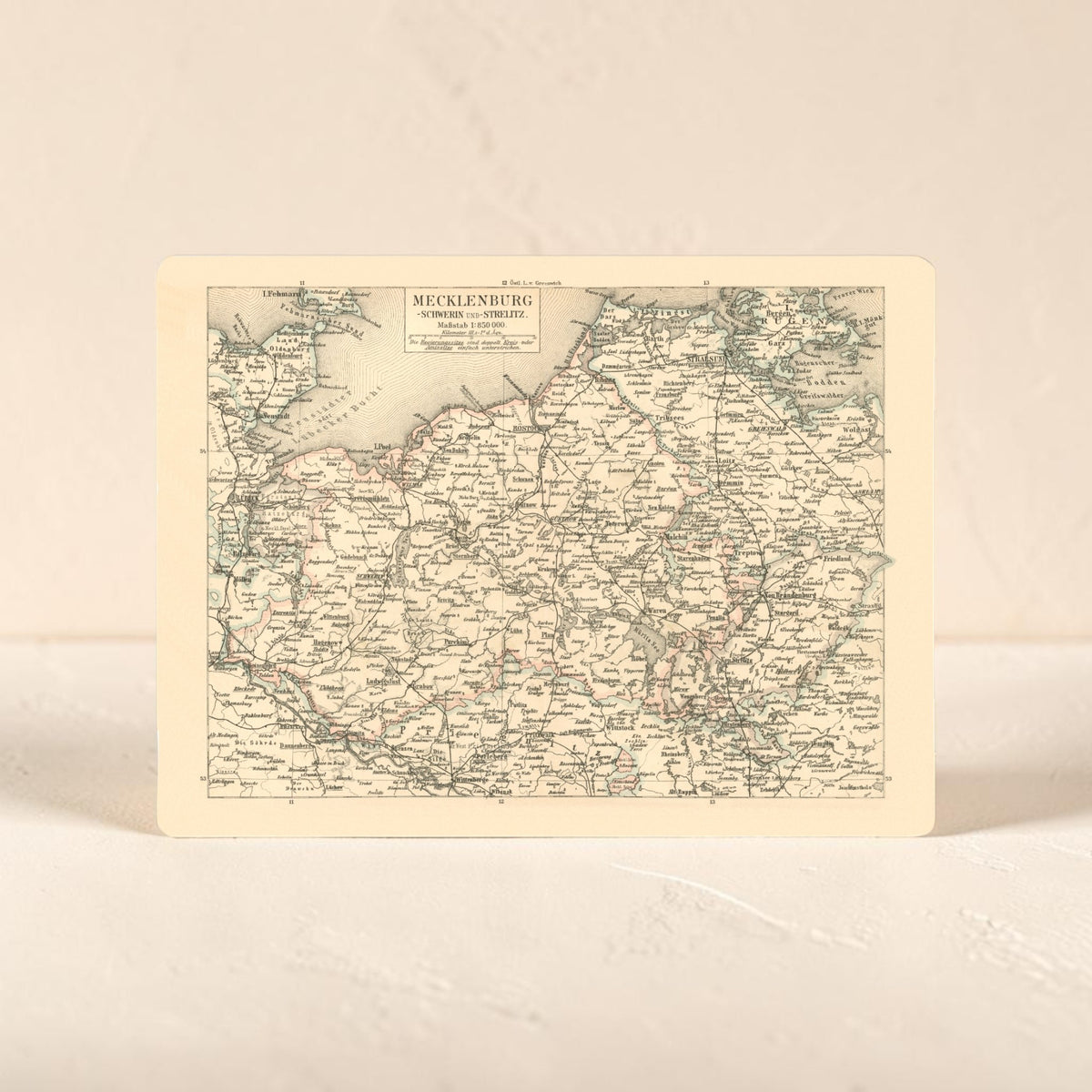 Dekoratives, magnetisches Metallschild mit einer historischen, altdeutschen Landkarte von Mecklenburg aus dem 19. Jahrhundert. Das Blechschild im nostalgischen Vintage-Stil hat abgerundete Ecken und vier dezente Vorbohrungen zur einfachen Wandmontage. Es zeigt detaillierte alte Ortschaften und Grenzen.