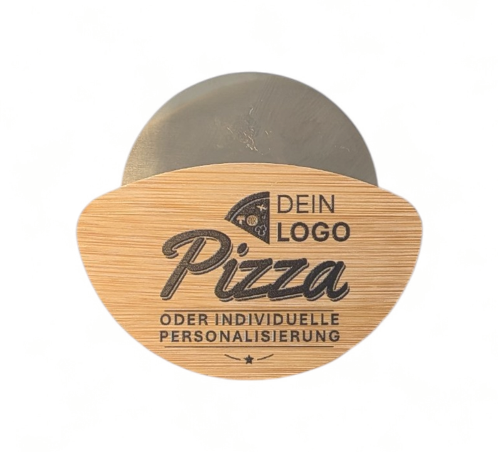 Runder Pizzaschneider mit Bambusgriff, der mittels schwarzem UV-Druck mit dem Schriftzug „Pizza“ und „Dein Logo oder individuelle Personalisierung“ bedruckt ist. Die Edelstahlklinge ist im oberen Bereich des Griffs sichtbar.