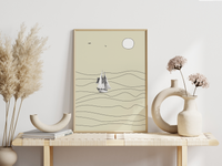 Dieses Poster im vintage Stil zeigt ein in Schwarz und Weiß dargestelltes Schiff, welches auf den Wellen des Meeres reitet. 