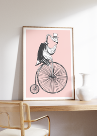 Das Poster zeigt einen Flamingo auf einem Hochrad mit Frack und Hut im vintage Stil. 