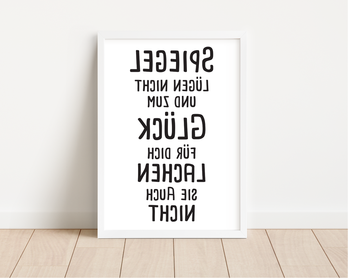 Dieses witzige Badezimmer Poster mit dem lustigen Spruch "Spiegel lügen nicht und zum Glück für dich lachen sie nicht" in gespiegelter Schrift ist die ideale Wanddeko für dein Bad.