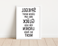 Dieses witzige Badezimmer Poster mit dem lustigen Spruch "Spiegel lügen nicht und zum Glück für dich lachen sie nicht" in gespiegelter Schrift ist die ideale Wanddeko für dein Bad.