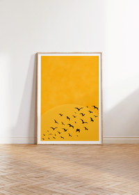 Dieses minimalistische Poster eines Sonnenuntergangs mit einem Vogelschwarm im Vordergrund ist die perfekte Wanddeko für jeden Raum.