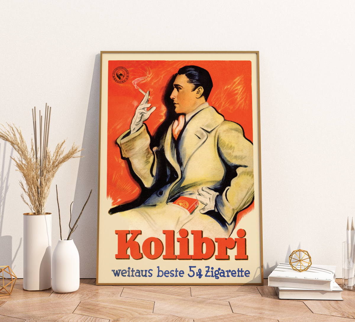 Das Poster zeigt eine Vintage-Werbung von 1930 für Kolibri-Zigaretten aus Dresden. Ein eleganter Mann raucht eine Zigarette vor rotem Hintergrund. Große orangefarbene Aufschrift „Kolibri“.