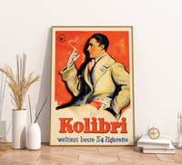 Das Poster zeigt eine Vintage-Werbung von 1930 für Kolibri-Zigaretten aus Dresden. Ein eleganter Mann raucht eine Zigarette vor rotem Hintergrund. Große orangefarbene Aufschrift „Kolibri“.