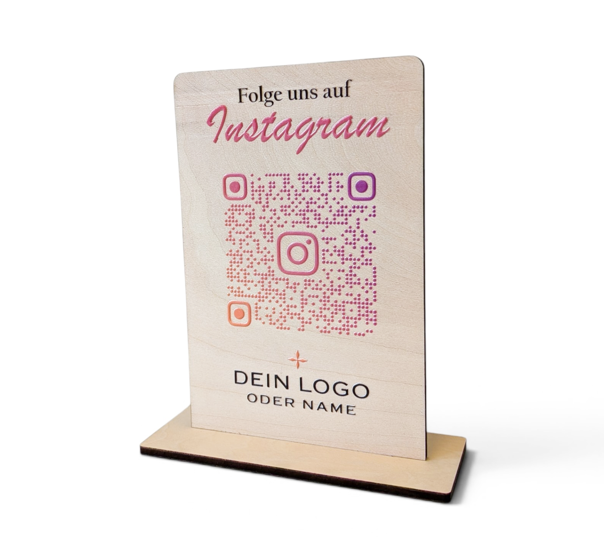 Hochkant stehender, personalisierter Tischaufsteller aus hellem Holz mit flachem Standfuß. Auf der Vorderseite sind ein Wunschtext („Folge uns auf Instagram“), ein QR-Code mit integriertem Instagram-Logo sowie ein Platzhalter für ein individuelles Firmenlogo präzise aufgedruckt.