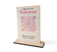 Hochkant stehender, personalisierter Tischaufsteller aus hellem Holz mit flachem Standfuß. Auf der Vorderseite sind ein Wunschtext („Folge uns auf Instagram“), ein QR-Code mit integriertem Instagram-Logo sowie ein Platzhalter für ein individuelles Firmenlogo präzise aufgedruckt.