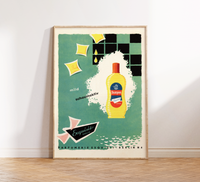 Nahaufnahme eines Vintage-Werbeposters für Exquisit Shampoo aus den 60er Jahren der DDR. Zu sehen ist eine klassische Shampoo-Flasche vor einem kräftigen grünen Hintergrund mit dem eleganten Schriftzug Exquisit Berlin im unteren Bereich.