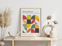 Dieses Bauhaus Poster zeigt dir verschiedenfarbige, für das Bauhaus typische geometrische Formen in unterschiedlichen Farben.