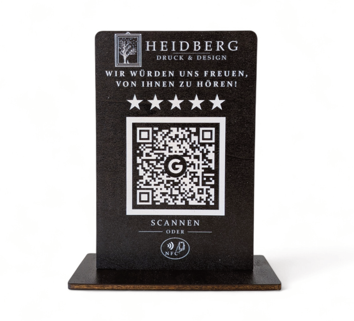 Personalisierter Holzaufsteller aus 4mm Holz mit eingraviertem Logo, Wunschtext „Wir würden uns freuen, von Ihnen zu hören!“, fünf Sternen, QR-Code mit Google-Logo und NFC-Symbol auf schwarzem Standfuß.