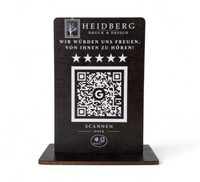 Personalisierter Holzaufsteller aus 4mm Holz mit eingraviertem Logo, Wunschtext „Wir würden uns freuen, von Ihnen zu hören!“, fünf Sternen, QR-Code mit Google-Logo und NFC-Symbol auf schwarzem Standfuß.