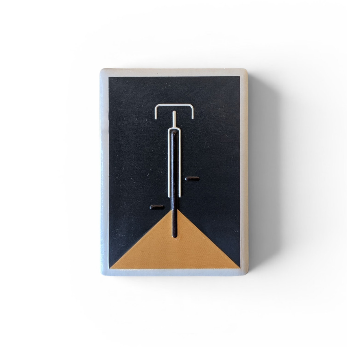 Rechteckiger, weißer Kühlschrankmagnet aus Keramik mit einem minimalistisch dargestellten Fahrrad in kräftigem Blau im Zentrum. Das Design ist schlicht, modern und sauber.