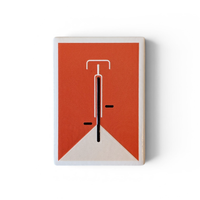 Rechteckiger, weißer Kühlschrankmagnet aus Keramik mit einem minimalistisch dargestellten Fahrrad in kräftigem Orange im Zentrum. Das Design ist schlicht, modern und sauber.